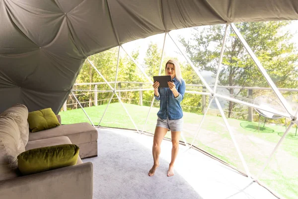 Young Woman Controlling Home Light Digital Tablet Glamping Dome Tent — Fotografia de Stock