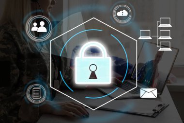 Verileri korumak için siber güvenlik ve gizlilik kavramları. Simge ve internet ağ güvenlik teknolojisini kilitle. Sanal ekran arayüzleri olan akıllı telefonlarda kişisel verileri koruyan iş adamı.