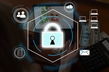 Sanal arayüz ekranında dijital asma kilit ikonu, siber güvenlik ağı ve veri koruma teknolojisi. Çevrimiçi internet, siber saldırı ve iş veri gizlilik kavramına erişim yetkisi verdi.