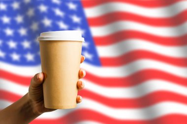 Amerikan bayrağına kağıt bardakla yakın çekim