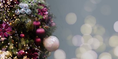 Pankart. Mavi Noel süsü, kartpostal. Ağaçta bir kar tanesi, toplar ve bir çelenk.