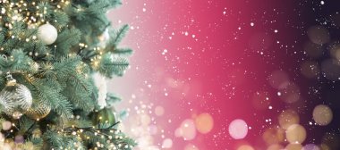 Yeşil Ağaç. Süslü Noel ağacı oyuncakları. Parlak bir arka planda Noel ağacı.
