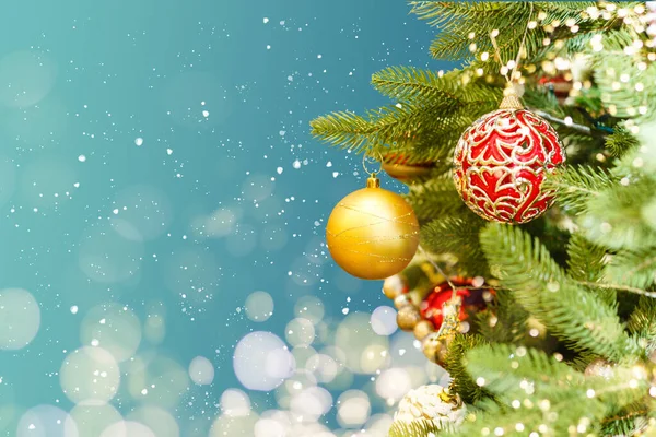 Árbol Navidad Mágicamente Decorado Con Bolas Cintas Guirnaldas Sobre Fondo —  Fotos de Stock