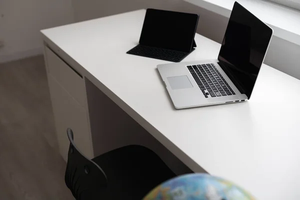 Laptop Tablet White Table — 스톡 사진