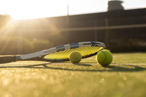 Tennisballen Racket Groene Gras Achtergrond — Stockfoto