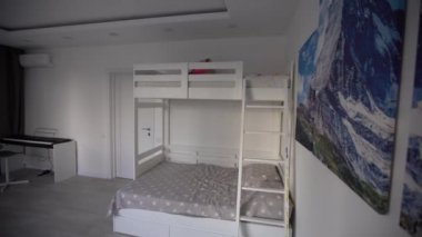 Oyuncak ve modern mobilyalarla dolu şirin bir çocuk odası..