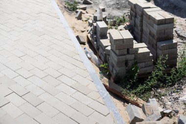 Taş bloklar kum tabanında. Kaldırım Aygıtı