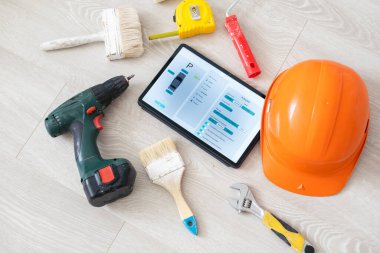 onarım, diy ve ev geliştirme konsepti - tablet bilgisayar ve tablo boyama araçlarını kapat