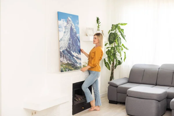 Canvas Print Gallery Wrap Interior Decor Woman Hangs Landscape Photography — Stock fotografie