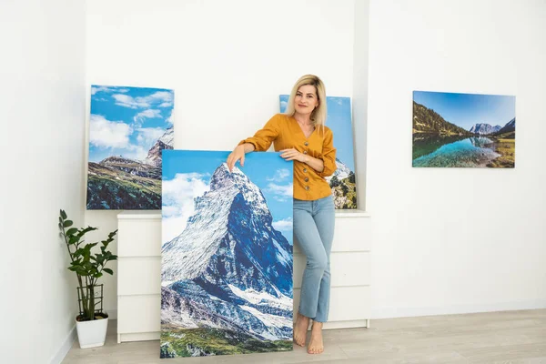 Canvas Prints Woman Holding Photo Canvas — Foto Stock