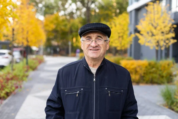 Портрет Пожилого Человека Улице Пожилой Человек Осеннем Парке — стоковое фото