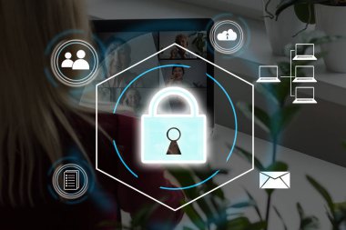 Verileri korumak için siber güvenlik ve gizlilik kavramları. Simge ve internet ağ güvenlik teknolojisini kilitle. Sanal ekran arayüzleri olan akıllı telefonlarda kişisel verileri koruyan iş adamı.