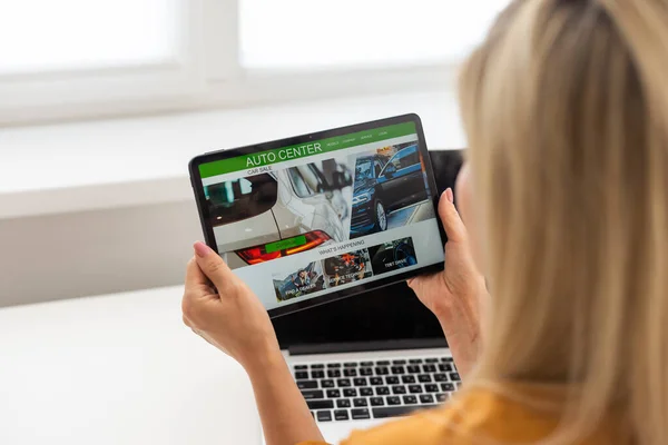 Woman Holding Digital Tablet Screen Car — Stockfoto