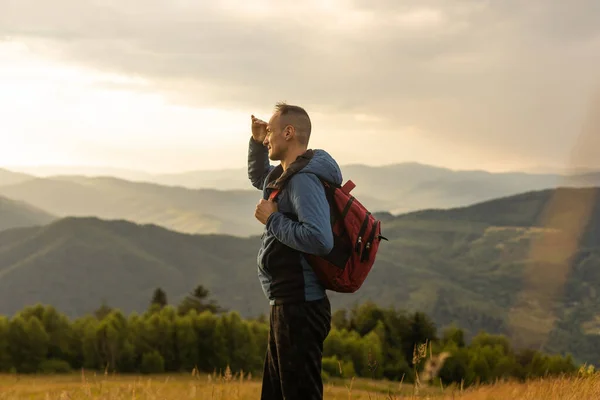 Guy Tourist Backpack Stands Mountains Meadow Backpack His Back — Stock Photo, Image