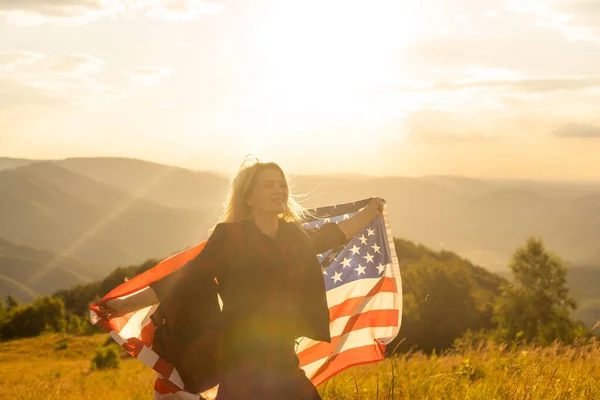 Ung Glad Amerikansk Kvinna Med Långt Hår Håller Vindar Usa — Stockfoto