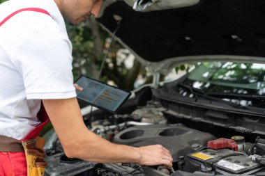 Close-Up dijital tablet kullanarak bir araba tamircisi.