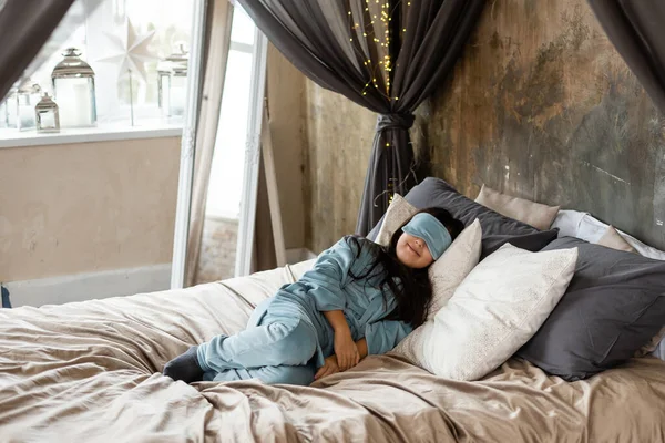 Αξιολάτρευτο Κοριτσάκι Που Κοιμάται Ένα Κρεβάτι — Φωτογραφία Αρχείου