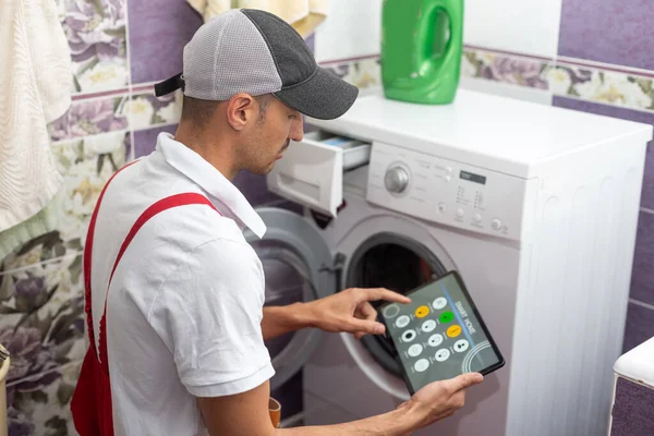 Çamaşır Makinesini Akıllı Telefon Uygulaması Ile Kontrol Etmek Yüksek Kalite — Stok fotoğraf