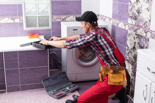 Jovem Serviceman Verifica Quebrado Máquina Lavar Loader Chão Quarto Closeup — Fotografia de Stock