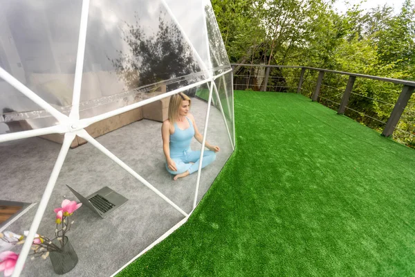 Woman Doing Yoga Glamping Dome Tent — 图库照片