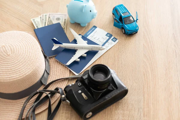 平铺的作文与护照 玩具飞机和门票的白色木制背景 文字的空间 签证收件 — 图库照片