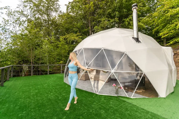 Woman Does Yoga Terrace Geo Dome Glamping Tent — Fotografia de Stock