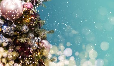 sihirli toplar, kurdeleler ve bulanık mavi parlak, peri ve parlak arka plan üzerinde çelenk ile Noel ağacı süslü