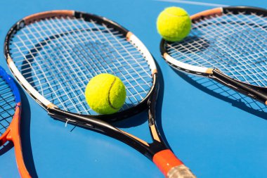 Kırık bir tenis raketi mavi tenis kortu