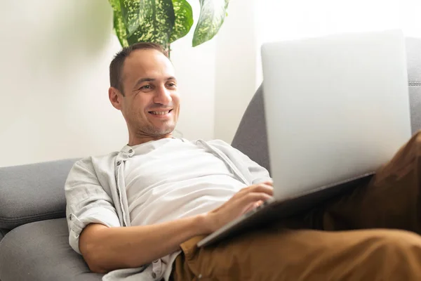 Jeune Homme Travaillant Sur Son Ordinateur Portable — Photo