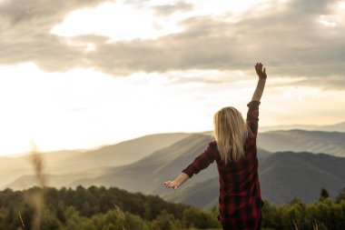 Sırt çantalı kadın. Dağdaki manzaranın tadını çıkar..
