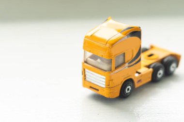 Oyuncak kamyonu beyaz arkaplanda izole edildi