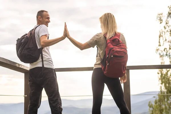 Beautiful Young Couple Enjoying Nature Mountain — Φωτογραφία Αρχείου