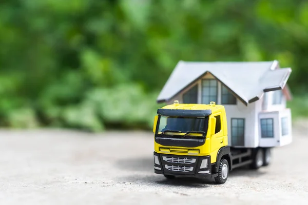 Spielzeug Lkws Mit Einem Haus Auf Natürlichem Hintergrund — Stockfoto