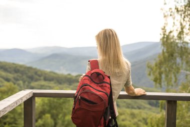 Dağın tepesinde oturan ve yatay geçiş güzel kadın
