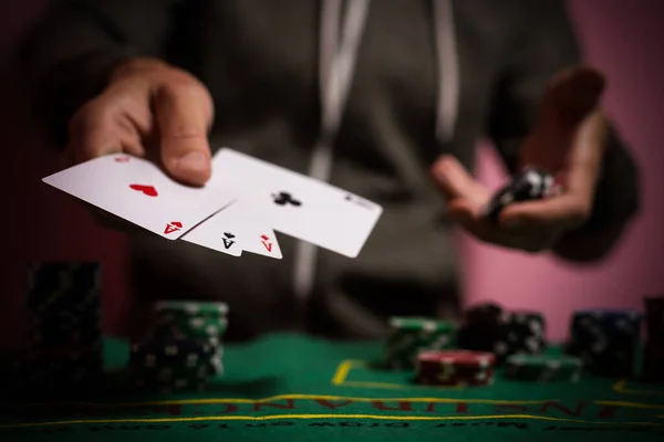 Devastado Jogador Homem Perder Monte Dinheiro Jogando Poker Casino Vício — Fotografia de Stock