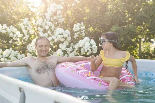 Père Avec Petite Fille Amuse Dans Piscine Papa Joue Avec — Photo