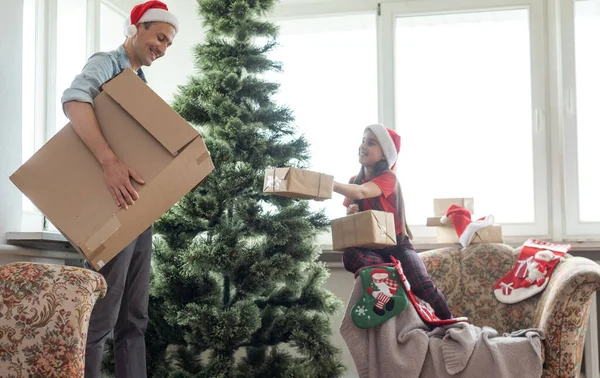 男と彼の小さな娘はクリスマスの花輪を飾ることを学ぶ クリスマスの花輪を作る家族 お正月飾り — ストック写真