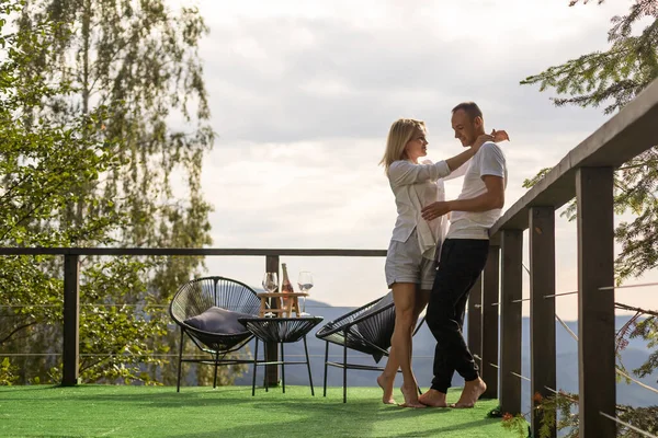 Couple Balcony Backdrop Mountains Life Terrace Pretty Happiness Summer Home — Zdjęcie stockowe