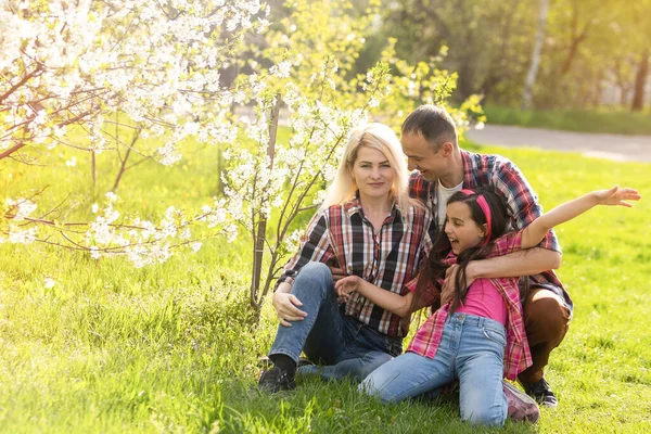 Outdoor Portrait Happy Young Family Playing Spring Park Blooming Tree — Stock Fotó