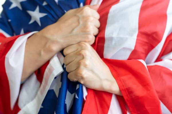 Woman Wearing United States Flag — Stockfoto