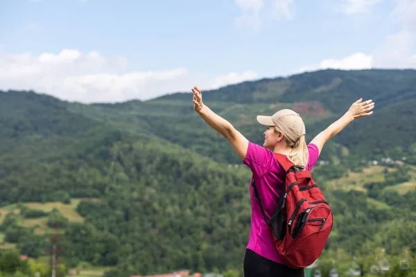Girl Traveler Wandern Mit Rucksack Felsigen Bergen Landschaft Reise Lifestyle — Stockfoto