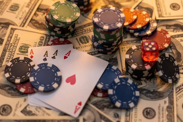 ポーカーチップとお金ドル — ストック写真