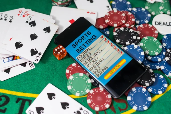 Smartphone Com Mesa Bolso Tela Jogando Cartas Cartões Chip Mesa — Fotografia de Stock