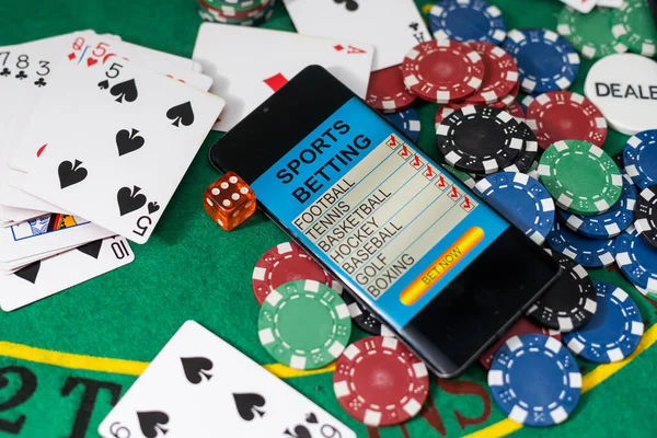 Smartphone Poket Tabulce Obrazovce Hrát Karty Čipové Karty Poker Stůl — Stock fotografie