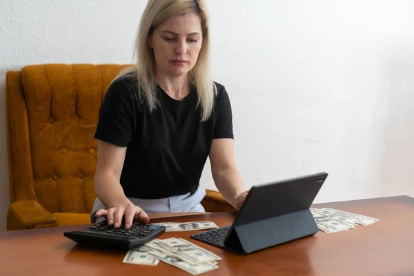 Woman Holding Money Table Closeup — Stockfoto