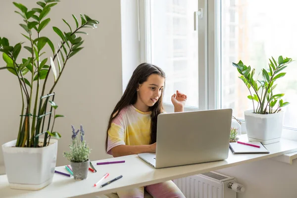 Kleines Mädchen Lernt Englisch Drinnen Bei Online Unterricht — Stockfoto