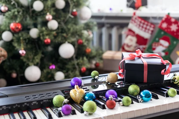 Teclado Piano Com Decoração Natal Close — Fotografia de Stock