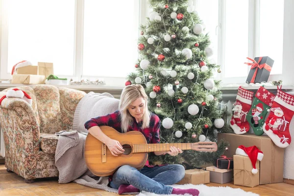 크리스마스 휴일에 기타를 Hygge 개념입니다 음악가 — 스톡 사진
