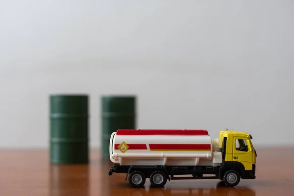 깡통을 트럭에 장난감을 — 스톡 사진