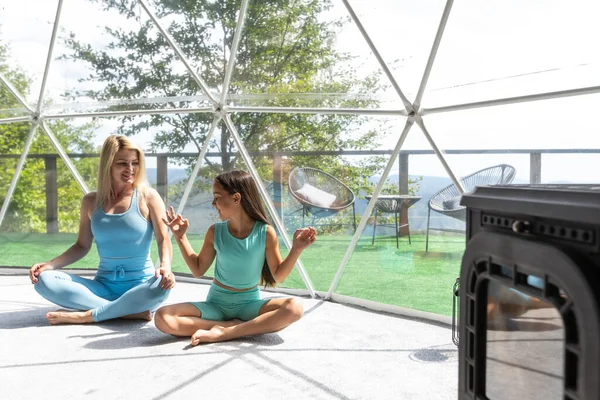 Mother Daughter Doing Yoga Meditation Indoor Glamping Dome Tent — Foto Stock